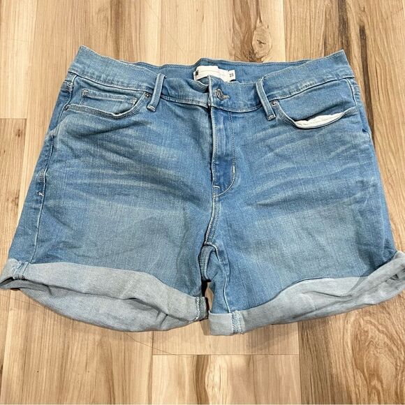 Levi’s Cuffed Hem Light Wash Shorts Women’s 29 - Picture 1 of 4